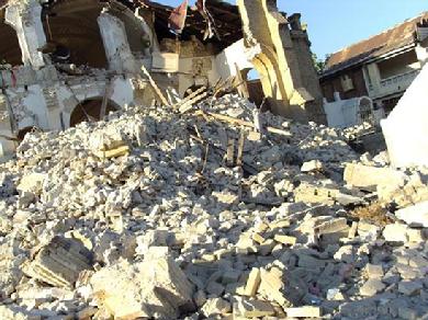 Building crumbled under the shock of the magnitude of the 7.0 earthquake