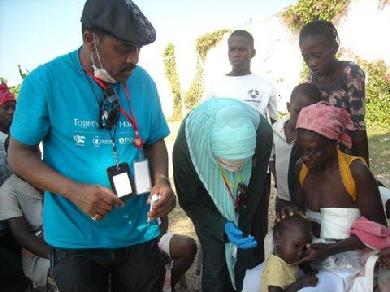 Safiyya admistering first aid to a Haitian lady